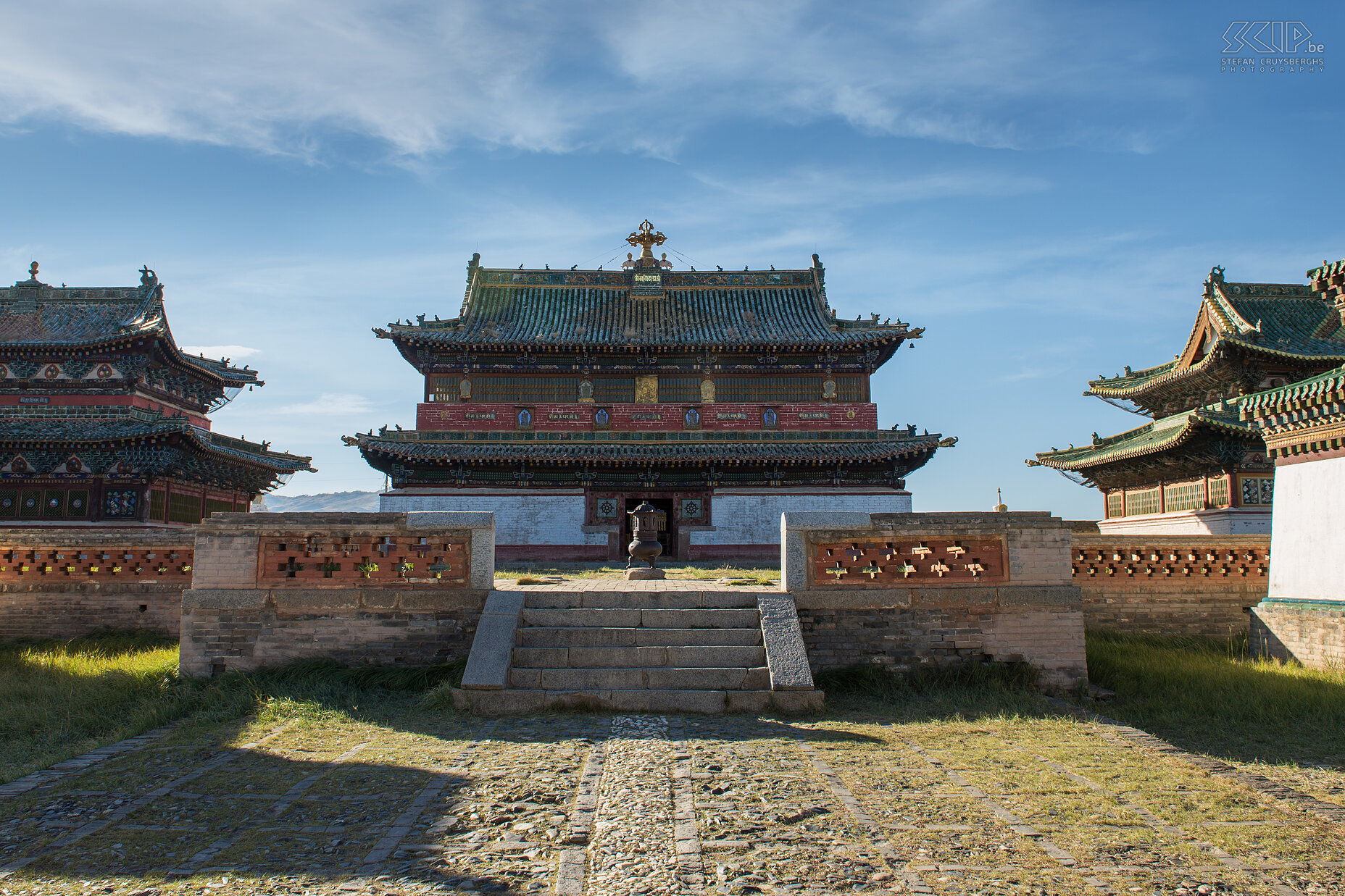 Kharkhorin - Erdene Zuu Today there are only three temples that have retained their former glory. The monastery is surrounded by beautiful white walls with 108 stupas, which is a sacred number in Buddhism. The monastery is also on the UNESCO World Heritage List because it is the oldest monastery in the country. Stefan Cruysberghs